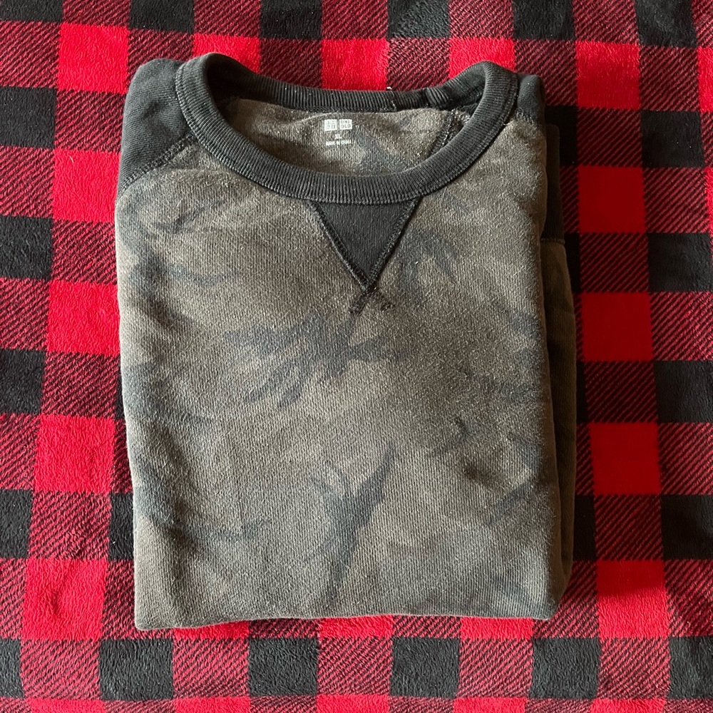 Uniqlo grey camo crewneck